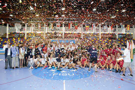 Foto de grupo tras la ceremonia de clausura del Campeonato del Mundo Universitario de Balonmano. ...