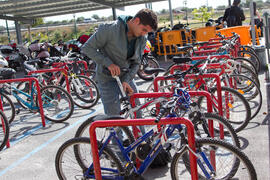 Alumno con su bicicleta. Campus de Teatinos. Marzo de 2012