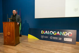 Eugenio José Luque presenta la conferencia "Dialogando" con Marta Flich. Paraninfo. Nov...