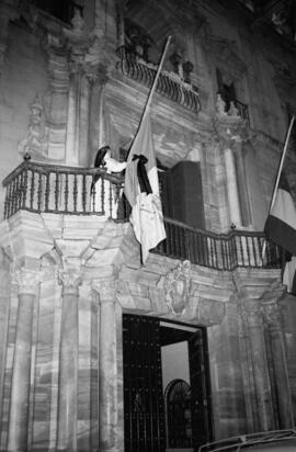 Bajada de banderas a media asta en el balcón principal del palacio episcopal. Plaza del Obispo, M...