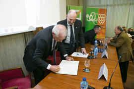 Josep Borrell firma el libro de visitas tras su conferencia "Europa, ¿entre la integración y...