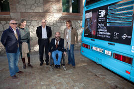 Presentación del cartel publicitario en autobús del 50º Aniversario de la Facultad de Económicas....
