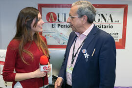 José Ángel Narváez con una periodista de Aula Magna. Jornadas de Puertas Abiertas de la Universid...