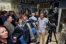 Ángel Idígoras atiende a los medios de comunicación en la inauguración de su mural en la Facultad...