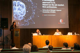 Alicia Carrasco presenta la conferencia "Un enfoque sociológico de la Inteligencia artificia...
