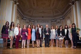 Foto de grupo tras la entrega de medallas del Ateneo. Teatro María Cristina. Abril 2015