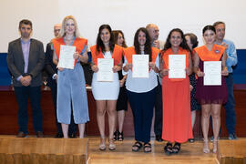 Grupo de alumnas. Graduación de Másters de la Facultad de Ciencias Económicas y Empresariales de ...
