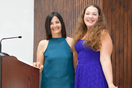 Francisca Cárdenas con una alumna en su graduación. Centro Internacional de Español. Julio de 2014
