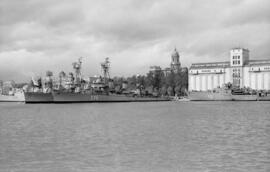 Vistas del Puerto de Málaga. Buques de guerra. Diciembre de 1963