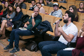 Un alumno plantea una cuestión en la conferencia de Josef Ajram "¿Dónde está el límite?&quot...