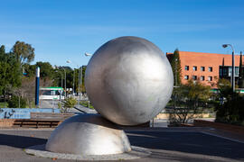 Escultura en la Facultad de Ciencias de la Universidad de Málaga. Campus de Teatinos. Febrero de ...