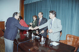Entrega de diplomas a empresas colaboradoras con la Escuela Politécnica. Abril de 1997