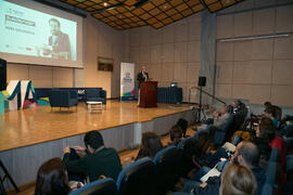 Antonio María Lara presenta la conferencia "Dialogando", con Pere Estupinyà. Facultad d...