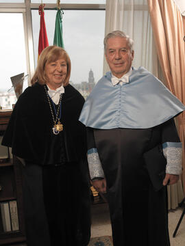 Retrato de Adelaida de la Calle y Mario Vargas Llosa como Doctor "Honoris Causa" por la...