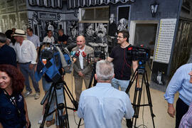 Eugenio Luque atiende a los medios de comunicación en la inauguración del mural de Idígoras en la...