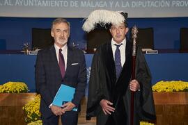 Miguel Porras y macero. Imposición de la Medalla de Oro de la Universidad de Málaga a Junta de An...