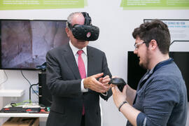 Francisco de la Torre con gafas de realidad virtual. I Workshop Red de Cátedras Estratégicas. Edi...