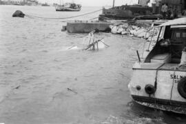 Embarcaciones hundidas como consecuencia del temporal de viento. Puerto de Málaga. Enero de 1963