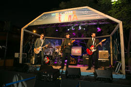 Actuación del grupo musical "Mochingo Blues Band". Welcome to UMA. Bienvenida a los alu...