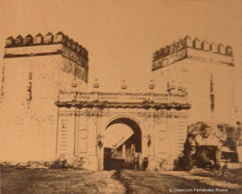 Sevilla, Puerta de San Fernando o Puerta Nueva, destruida en 1868. Reynoso.