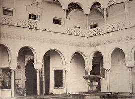 Sevilla, Palacio de las Dueñas, patio porticado con la fuente. Reynoso.