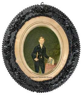Madrid, retrato de un niño con uniforme, en una mano sostiene una gorra y en la otra un libro. José Albiñana.