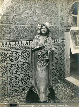 Granada, retrato de una joven con mantón de Manila sirviéndose una copa de vino. Señán y González.