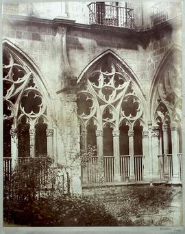 Oviedo, Catedral, ventanal en el claustro. Clifford.