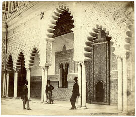 Sevilla, Alcázar, Patio de las Doncellas con tres personajes son sombreros de copa. L. Masson.