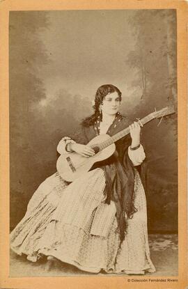 Sevilla, retrato de una joven tocando la guitarra. Luis Masson.