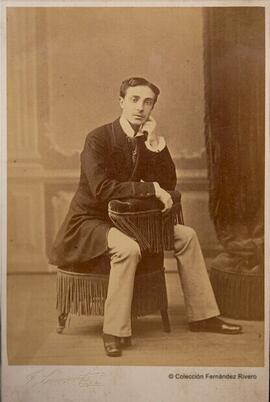 Retrato del rey Alfonso XII sentado del revés en una silla. J. Laurent.