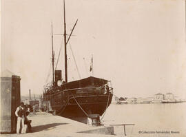 Málaga, barco amarrado al muelle en el Puerto. Fotógrafo desconocido.