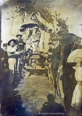 Sevilla, barrio de Triana, una carreta partiendo a la Romería del Rocío. Fotógrafo desconocido
