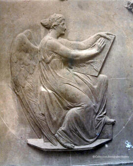 Reproducción de un bajorrelieve representando una alegoría de la historia, por A. Cuervo. Fotógrafo desconocido.