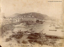 Málaga, puerto y muelle con gran actividad, al fondo montaña rusa en la explanada de la ampliación. Autor desconocido.