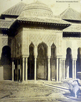 Granada, Alhambra, templete en el Patio de los Leones. Fotógrafo desconocido.