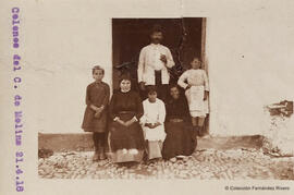 Málaga, Cerrado de Molina, una familia de campesinos posa ante su vivienda sobre un pavimento empedrado. Fotógrafo desconocidocido.