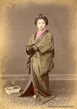 Japón, retrato de una japonesa con una caja en las manos. Ueno Hikoma