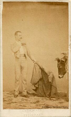España, torero con capa y espada en una fotografía de estudio, con cabeza de toro, dedi atoria al dorso. León Mateo.