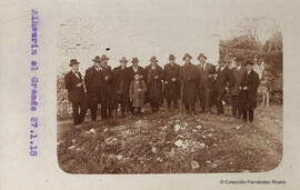 Alhaurin el Grande (Málaga), grupo de excursionistas junto a un asno. Fotógrafo desconocido.