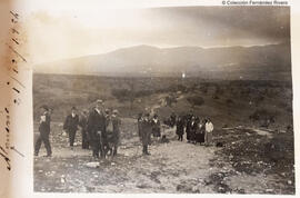 Valle del Guadalhorce (Málaga), grupo de excursionistas caminan hacia Cártama. Fotógrafo desconocido.
