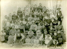 Málaga, retrato de la familia de Diego Gardyn Llorente y María García García con un grupo de trabajadores tras la vendimia con datos y nombres. Fotógrafo desconocido.