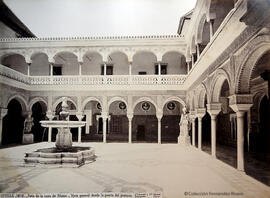 Sevilla, Casa de Pilatos, patio, con fuente y estatuas.  J. Laurent y Cia.