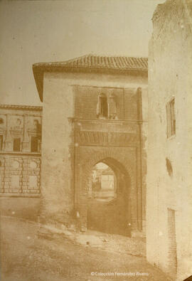 Granada, Alhambra, Puerta del Vino, al fondo el palacio de Carlos V. De Launay.