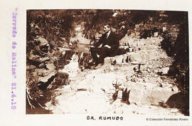 Málaga, Cerrado de Molina, retrato del excursionista Sr. Rumudo junto a un arroyo. Fotógrafo desconocido.