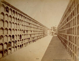 Barcelona, una calle del Cementerio del Poblenou. Fotógrafo desconocido.
