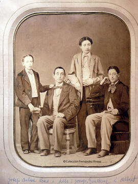 Barcelona, retrato de grupo familiar de un padre con sus tres hijos. M. Fernando y Anaïs.