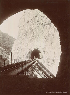 El Chorro (Malaga), ferrocarril de Málaga a Bobadilla, puente de hierro entre dos túneles. Miguel Osuna.