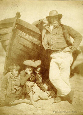Newhaven (Inglaterra), retrato del pescador James Linton con sus hijos, junto a su barca. Hill & Adamson.