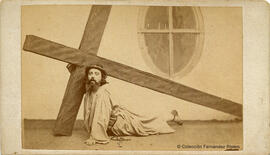 Sevilla, representación de la Pasión de Cristo: Jesús cae bajo el peso de la cruz. José Pavón.